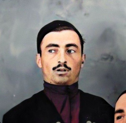 ანდრო სიმაშვილი  1923-2019წწ გარდ. 96 წლის. ლოტბარი:  2002 წელს ფრანგული ანსამბლების — მარანისა და ირინოლას — მიწვევით გაემგზავრა პარიზში ქართული ხალხური სიმღერების სასწავლებლად. დაბ. სოფ. ართანა, თელავი.